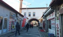 Burhaniye'de tarihi Hanay Camii, altındaki dükkanlarla dikkat çekiyor