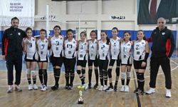 Burhaniyeli minik voleybolcular şampiyon oldu