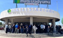 Bursaspor kombine satışlarına büyük ilgi, taraftarlar uzun kuyruklarda bekliyor