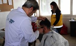 Büyükşehir Belediyesi, vatandaşların yanında berber ve evde bakım hizmetleri sunuyor