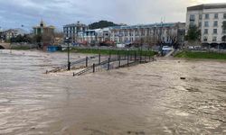 Çanakkale'de Kocabaş Çayı'nın Taşmasıyla Otopark Sular Altında Kaldı