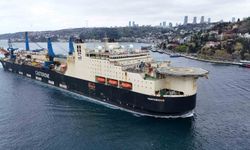 Castorone dev gemisi İstanbul Boğazı'ndan geçti