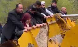 Cenaze taşınırken sel engeli aşıldı