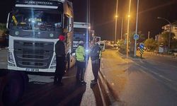 Çeşme'de tır sürücülerine yönelik gece denetimi yapıldı
