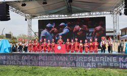 CHP'lilerin sırt döndüğü çocuk mehteran takımı sahneye çıktı