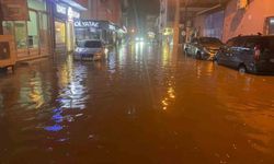 Çine'de sağanak yağış yolları suyla doldurdu