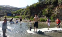 Çocuklar sıcak havada derede serinleme imkanı buldu