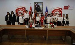 Çocuklar üniversite senatosunu yönetti