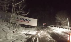 D-010 karayolunda kayan tır trafiği felç etti, birçok araç mahsur kaldı