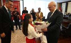 Denizli Valisi, minik İpek'e makam koltuğunu devretti