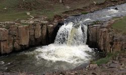 Diyadin'deki Yıldızlı Şelalesi Baharın Gelişiyle Canlandı
