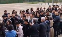 Diyarbakır'da öğrenciler, öğretmenlerine çiçekle sürpriz yaptı