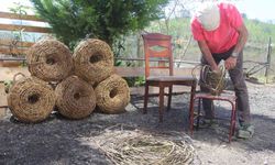 Doğanın sunduğu ile geçimini sağlıyor: 45 yıllık usta dikenli sarmaşıktan balık sepeti örüyor