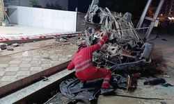 Dörtyol'da direğe çarpan otomobil hurdaya döndü: 2 yaralı