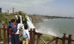 Düden Şelalesi, yağmur sonrası denizi kahverengiye dönüştürdü
