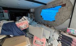 Dükkanındaki delik için ilginç çözüm