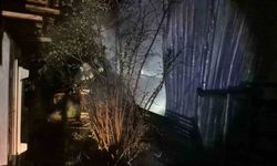 Düzce'de bir evde çıkan yangın: Geceyi aydınlatan alevler