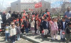 Eleşkirt'te çocuklar 23 Nisan'ı okulda coşkuyla kutladı