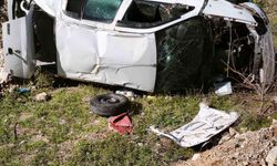 Emniyet Şeridindeki Kamyonete Çarpan Araç Boş Arazide Uçtu: 4 Kişi Yaralandı