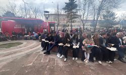 Erzincan'da Açık Hava Kitap Okuma Etkinliği Gerçekleştirildi