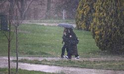 Eskişehir'de Yağış Başladı, Öğrenciler Şemsiyelere Sarıldı