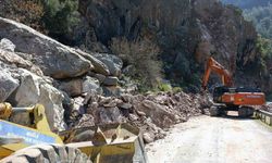 Faralya'da heyelan sonrası yol çalışmaları