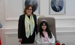 Fatma Şahin koltuğunu minik Beren'e devretti