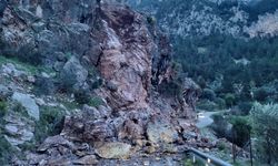 Fethiye'de kayanın düşmesiyle Faralya yolu kapandı