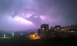 Gercüş'te geceyi şimşekler aydınlattı