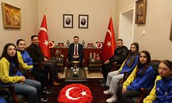 Gökçeada Kız Futsal Takımı Kaymakam Acar tarafından ödüllendirildi