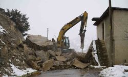 Gümüşhane'de dev kayalar ahıra düştü, 3 ev tedbir amaçlı boşaltıldı