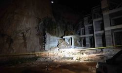 Gümüşhane'de dev kayalar, inşaat üstüne düştü