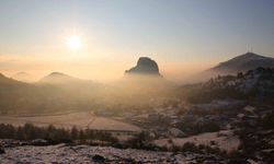 Gün doğumunda sisle kaplanan kale göz kamaştırdı