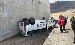 Hafif ticari araç kontrolden çıkarak devrildi: 1 yaralı