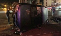 Hafif ticari araç motosikletle çarpıştı: 3 yaralı