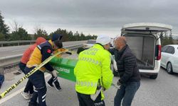 Hafif ticari araç refüje devrildi: 1 ölü, 2 yaralı