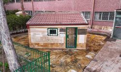 Hastane Bahçesinde Yer Alan Türbe, Rivayetleriyle Göz Dolduruyor