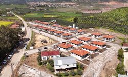 Hatay Büyükşehir Belediyesi, Karamağara'daki köy evlerinin anahtarlarını hak sahiplerine verdi