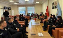 Havalimanında Türk Polisi için özel kutlama
