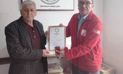 Hisarcık'ta 18 Defa Kan Bağışı Yapan Esnafa Bronz Madalya Verildi