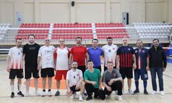 İl Müdürü Nejat İlhan, personeliyle voleybol oynadı