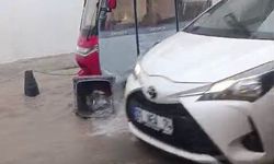 İzmir'de Sağanak Yağış Sokakları Göle Çevirdi