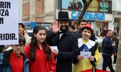 İzmit'te Edebiyat Karakterleri Sokaklarda Hayat Buldu