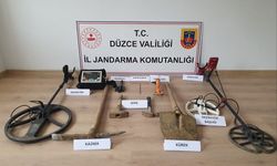 Jandarma, kaçak kazı yapan 3 kişiyi suçüstü yakaladı