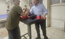 Kabakcı, öğrencilere bilek güreşi etkinliği düzenledi