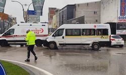 Kamyon ile servis aracı çarpıştı, 4 yaralı