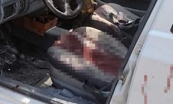 Kamyondan düşen kütük, hareket halindeki araca saplandı