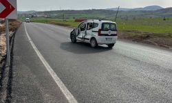 Kamyonet karşı şeride geçerek ticari araçla çarpıştı: 1 yaralı