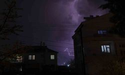 Karaman'da geceyi aydınlatan şimşekler