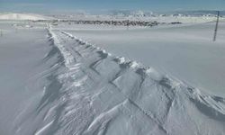 Karayazı'da karla mücadele: Kapanan yollar açıldı, öğrenciler okula döndü
